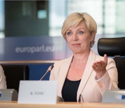 Evropska ljudska stranka v Slovenijo pošilja opazovalno komisijo