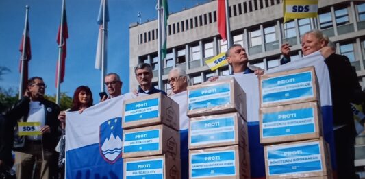 Ob vložitvi več kot 157 tisoč podpisov za razpis treh zakonodajnih referendumov je potekala izjava za javnost