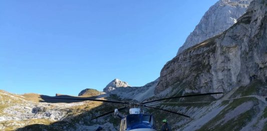 Izpred stanovanjskega bloka v Ravnah na Koroškem je neznani storilec ukradel kolo z motorjem