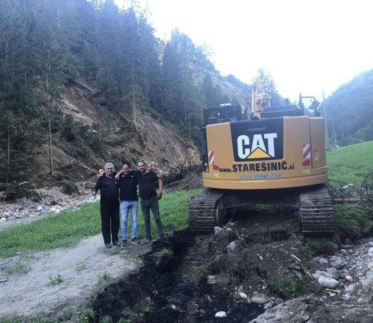 Ekipa prostovoljcev iz Bele krajine se je že drugič podala v Črno, tokrat skupaj z gradbeno mehanizacijo podjetja Starešinič