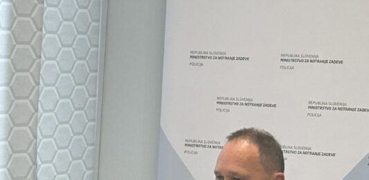 Storilci, ki so se na družbenih omrežjih predstavljali za mlada dekleta, fizično obračunali z moškim, s katerim so navezali stike