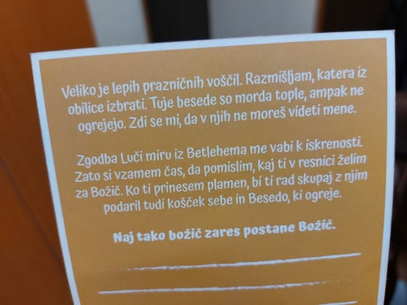 Celjski skavti so včeraj, v družbi predstavnika duhovne oskrbe v policiji gospoda Mirka Klobučarja, na Policijsko upravo Celje prinesli lučko miru