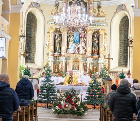 V soboto je v počastitev dneva samostojnosti in enotnosti na Prevaljah v farni cerkvi potekala sveta maša za domovino