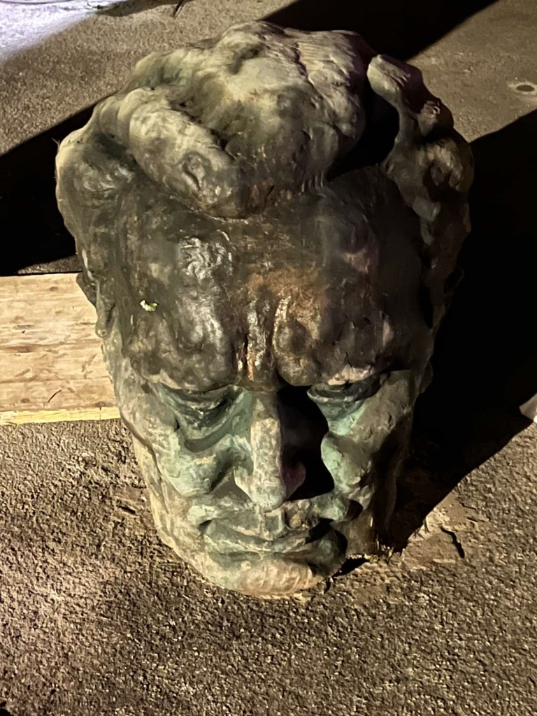 Velenjska policista danes ponoči ustavila voznika, ki je imel v vozilu glavo bronaste skulpture Josipa Broza Tita