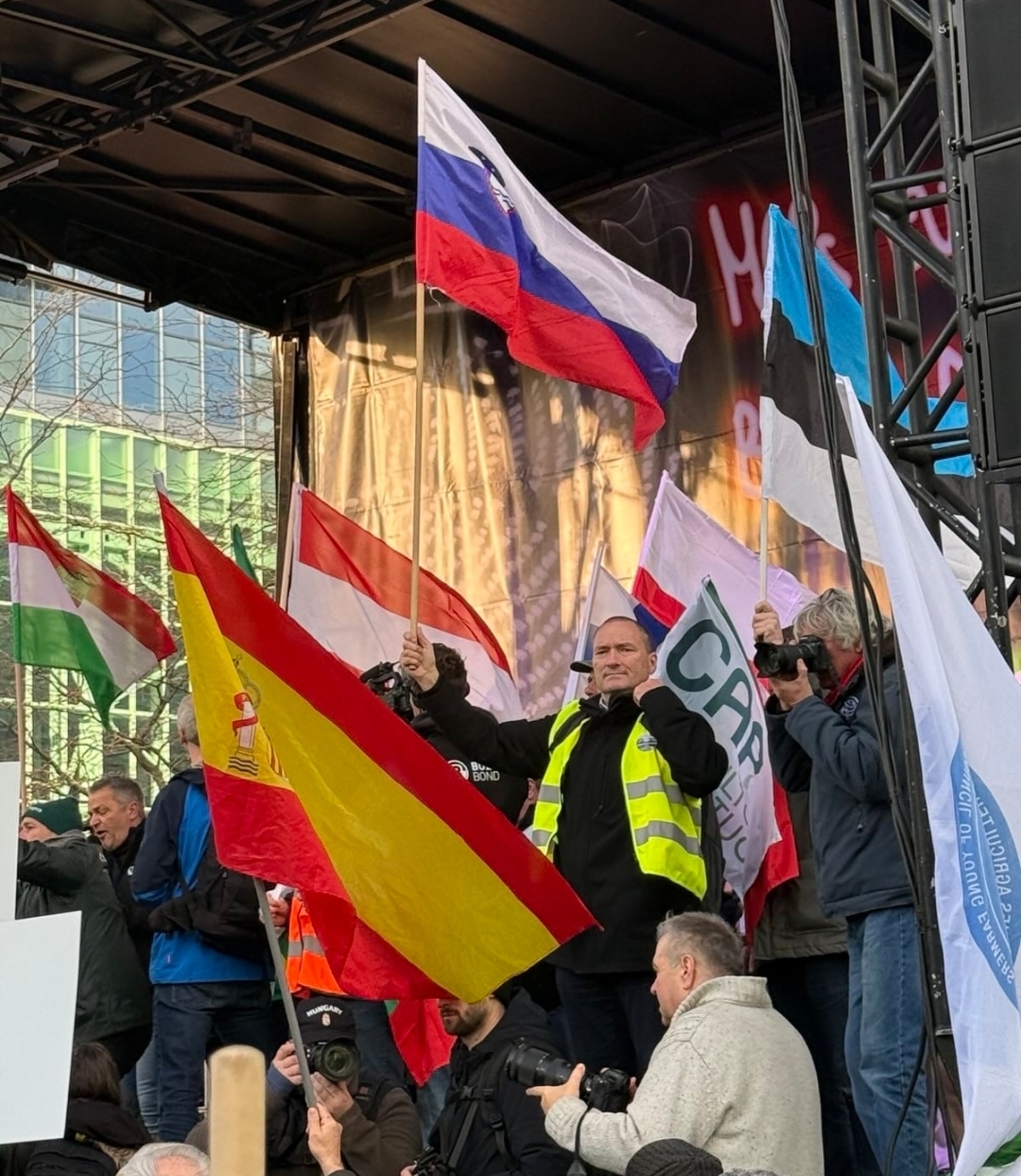 Slovenski kmetje so se danes pridružili vseevropskemu protestu