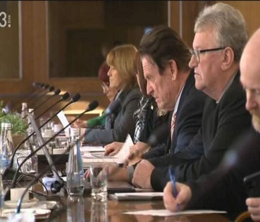 Pomemben korak naprej: prva ovira pri Zakonu o popravi krivic upokojenim je premagana