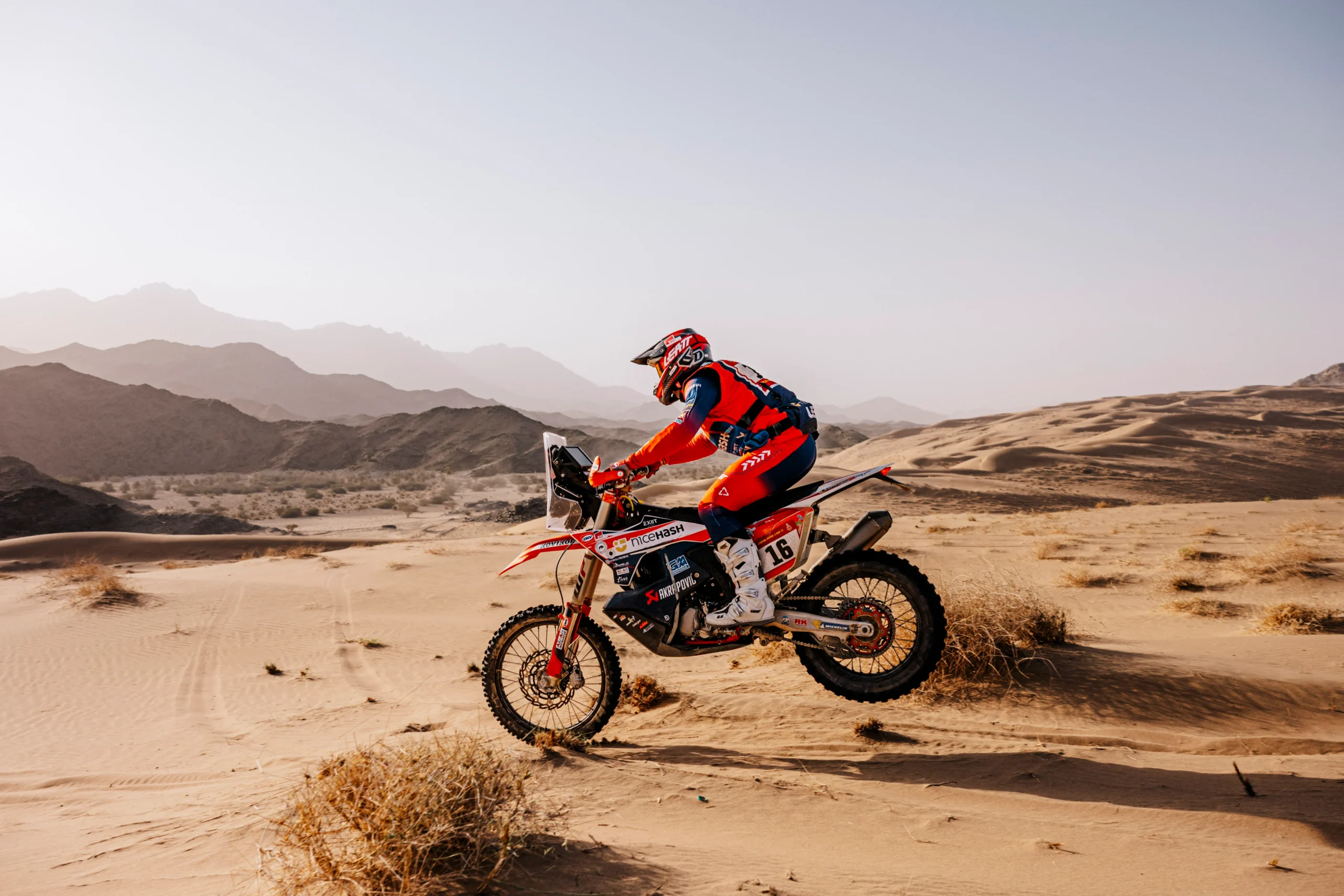 Po predzadnji etapi letošnjega Dakarja Toni Mulec na prvem mestu v razredu R2