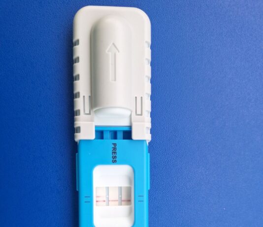 Voznik tovornega vozila po avtocesti vozil pod vplivom kokaina